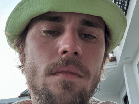 Justin Bieber weint, Selfie mit grünem Bucket Hat