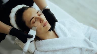 Frau beim Kosmetiker mit Reinigung