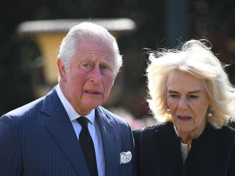 König Charles und König Camilla ernst