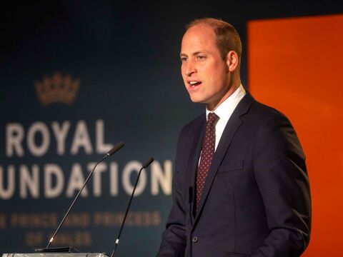 Prinz William steht vor einem Aufsteller der Royal-Foundation und spricht