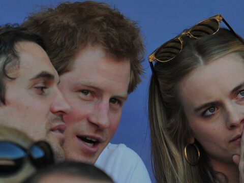 Prinz Harry und Cressida Bonas sitzen bei einer Sportveranstaltung