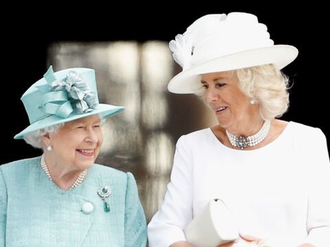 Queen Elizabeth II. und Queen Consort Camilla lachen. 