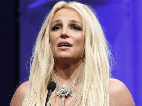 Britney Spears guckt verzweifelt