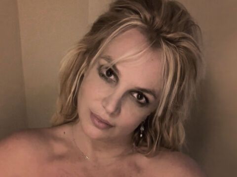 Britney Spears macht ein Selfie oben ohne