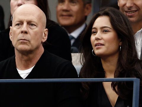 Bruce Willis guckt ernst, neben ihm sitzt seine Ehefrau Emma