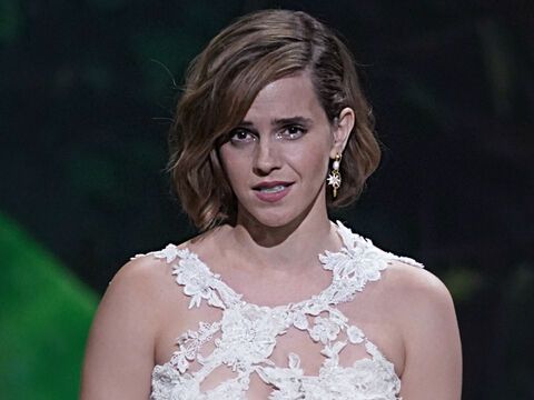 Emma Watson spricht auf der Bühne mit traurigem Gesichtsausdruck