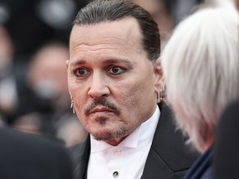 Johnny Depp schaut ernst auf dem roten Teppich in Cannes
