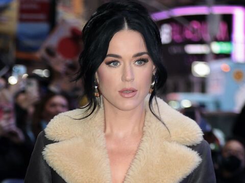 Katy Perry steht auf der Straße und guckt traurig
