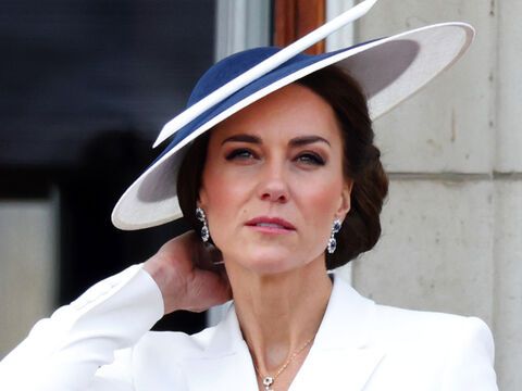 Prinzessin Kate guckt skeptisch mit weißem Hut