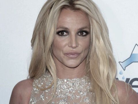 Britney Spears schaut ernst.