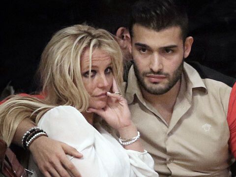 Britney Spears und Sam Asghari sitzen zusammen und sehen bedrückt aus
