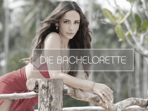 "Die Bachelorette" 2023 Jennifer Saro im roten Kleid & Logo verblasst