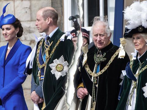 Prinzessin Kate, Prinz William, König Charles III. und Königin Camilla in Schottland.
