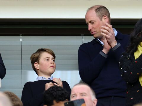 Prinz George und Prinz William bei einem Fußballspiel. 