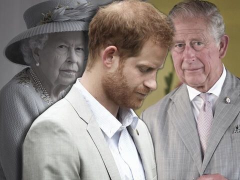 Prinz Harry senkt den Kopf, Queen Elizabeth II. sieht ernst über die Schulter, König Charles III. sieht nicht zufrieden aus