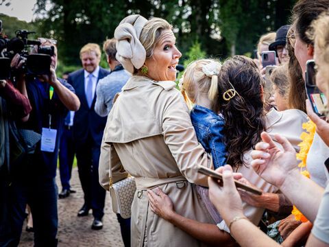 Königin Maxima der Niederlande von Fans belagert