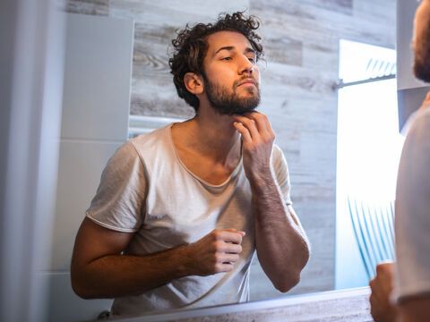 Mann benutzt Aftershave von Öko-Test