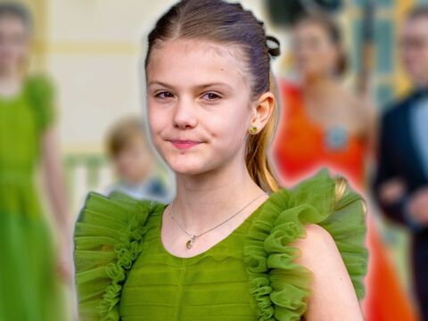 Prinzessin Estelle von Schweden lächelt in einem grünen Kleid, im Hintergrund ein verschwommenes Bild von ihr und ihrer Familie beim Thronjubiläum