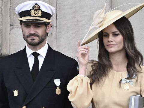 Prinz Carl Philip und Prinzessin Sofia von Schweden schauen ernst