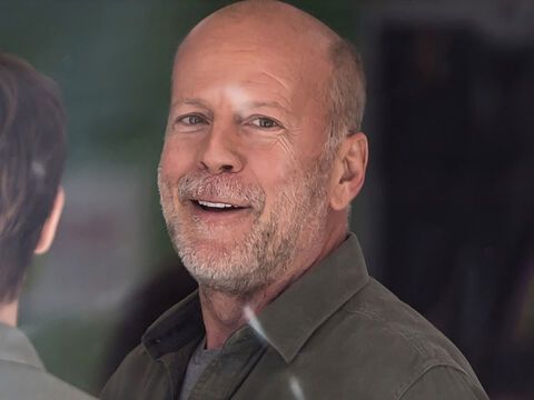 Bruce Willis lächelt