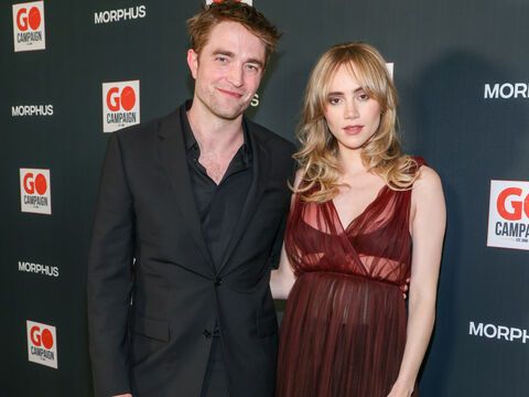 Robert Pattinson und Suki Waterhouse posieren Arm in Arm. Der Bauch des Models sieht gewölbt aus