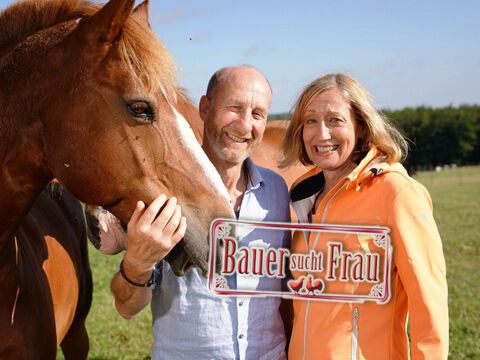"Bauer sucht Frau"-Kandidat Hans und seine Hofdame Elke posieren mit einem Pferd