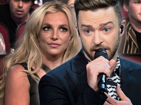 Britney Spears sitzt im Publikum, Justin Timberlake spricht ins Mikrofon