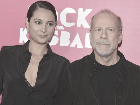 Emma Heming-Willis und Bruce Willis posieren vor einer pinken Wand