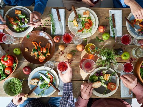 Tisch mit vielen mediterranen Lebensmitteln, die zur Mittelmeer Diät passen