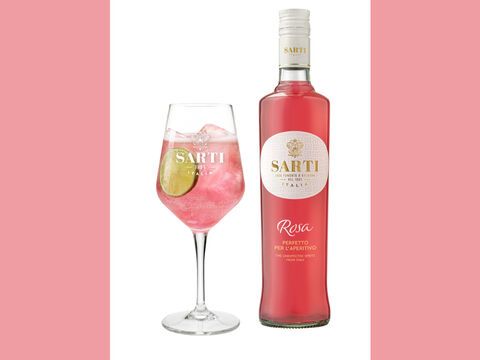 Sarti rosa als Sarti Spritz mit Flasche und Glas