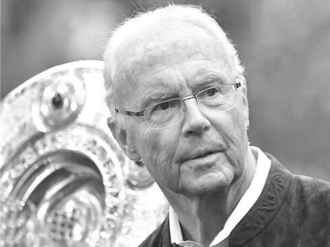 Franz Beckenbauer vor Meisterschale (s/w)