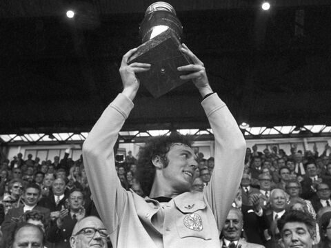 Franz Beckenbauer hält Pokal in die Luft 1972