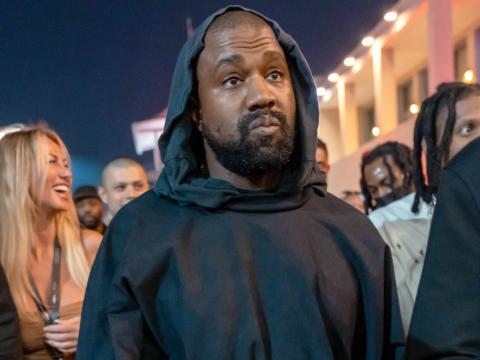 Kanye West läuft mit ernstem Gesicht durch eine Menschenmenge