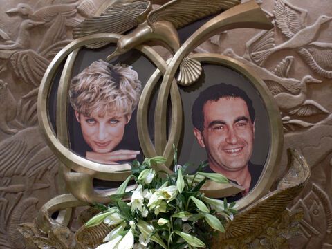 Ein Gedenkschrein im Londoner Luxuskaufhaus Harrods erinnert an die 1997 tödlich verunglückte Prinzessin Diana und ihren Partner Dodi Al-Fayed