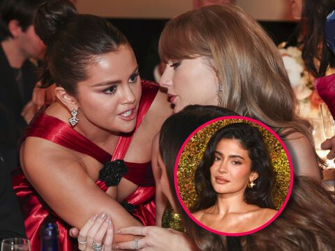 Selena Gomez beugt sich zu Taylor Swift herunter, Kylie Jenners Gesicht ist in einem Kreis zu erkennen