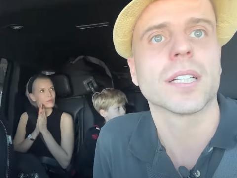 Daniel und Oksana Kolenitchenko sitzen angespannt mit ihren Kindern im Auto