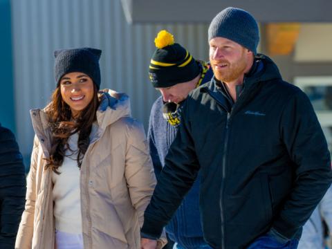 Herzogin Meghan und Prinz Harry laufen Hand in Hand in Kanada. 