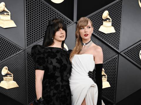 Lana Del Rey im schwarzen Kleid und Taylor Swift im weißen Kleid bei den Grammys 2024