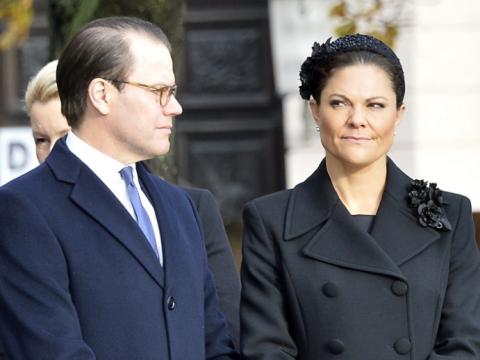 Prinz Daniel und Prinzessin Victoria von Schweden schauen ernst. 