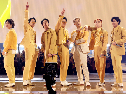 BTS in gelben Anzügen auf der Bühne bei den VMAS 2021