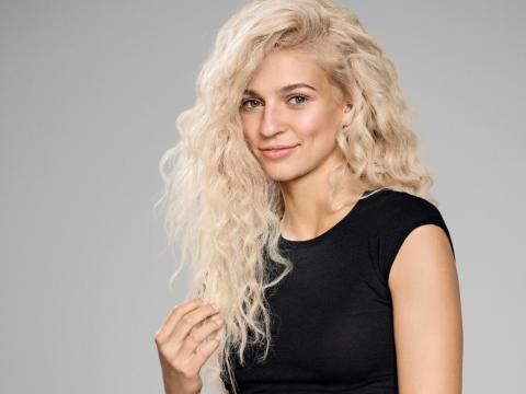 GNTM-Kandidatin Jana nach ihrem Umstyling mit blonden Haaren