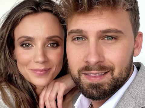 "Bachelor" Dominik Stuckmann und Anna Rossow machen ein Selfie