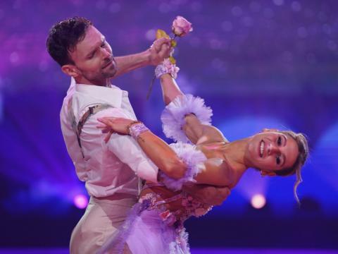 Jana Wosnitza und Vadim Garbuzov tanzen im Halbfinale von "Let's Dance".
