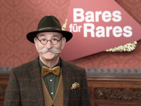 Horst Lichter vor dem "Bares für Rares"-Logo