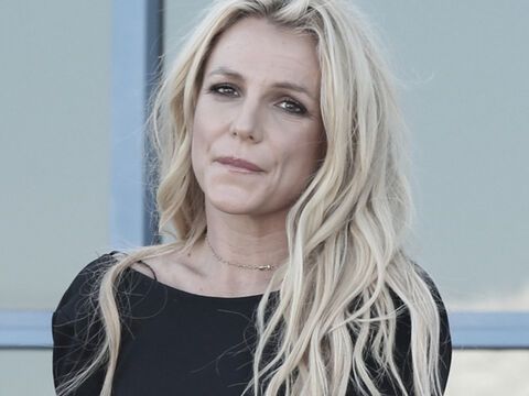 Britney Spears sieht traurig aus udn beißt sich auf die Lippe.