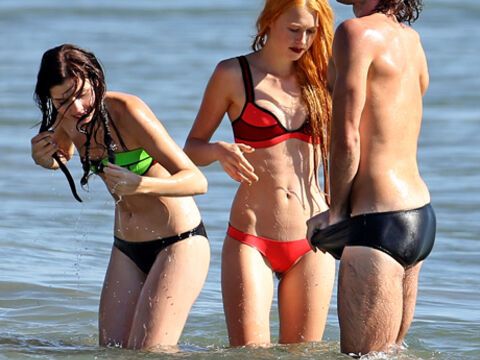 Zwei von Heidis neuen "GNTM"-Mädchen planschen im Meer vor Malibu, während sich eins der Männermodels beherzt in die Badehose greift