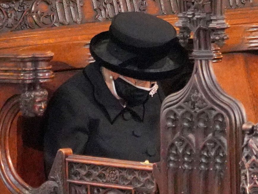 Queen Elizabeth II. zusammengesunken bei der Trauerfeier von Prinz Philip