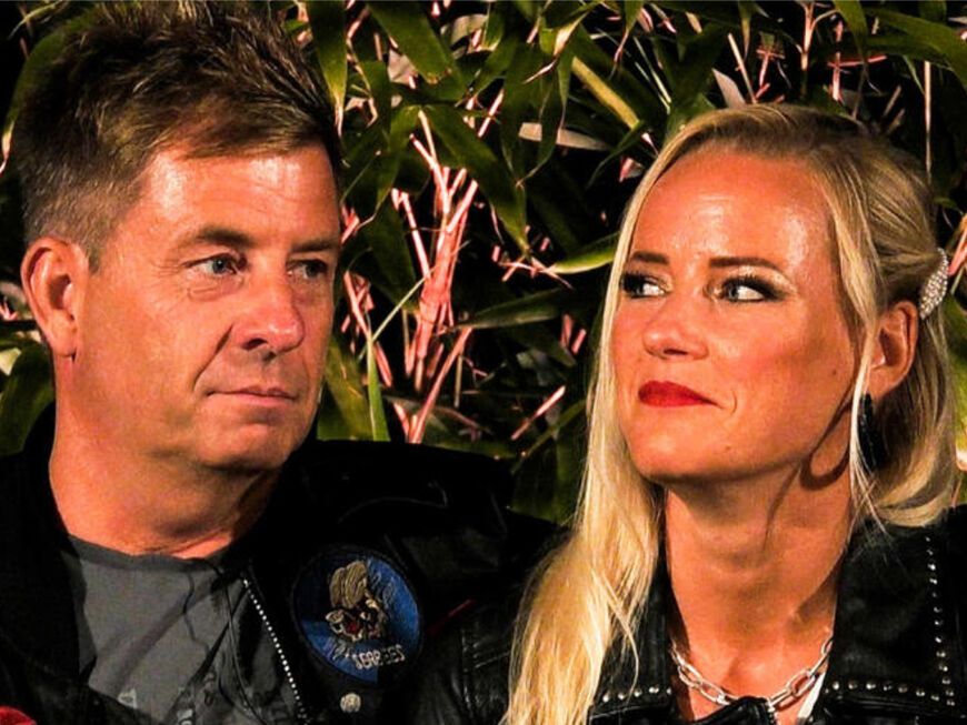 Almklausi legt in der TV-Show "Sommerhaus der Stars" den Arm um seine Partnerin Maritta Krehl. Die beiden gucken angespannt.