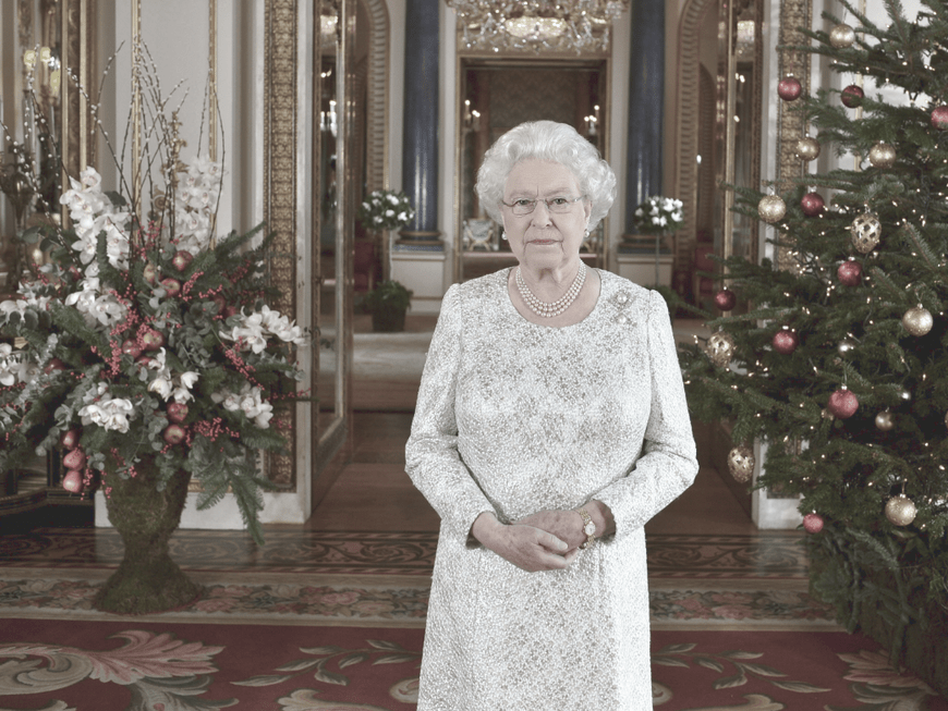 Queen Elizabeth II. vor Weihnachtsbäumen im Buckingham-Palast (2012)