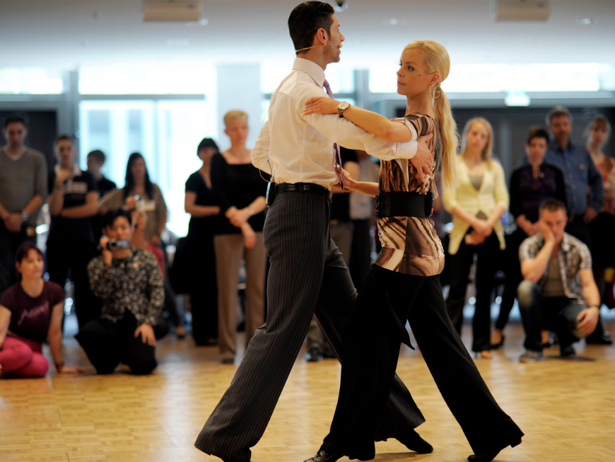 Marcus Weiß und Isabel Edvardsson tanzen